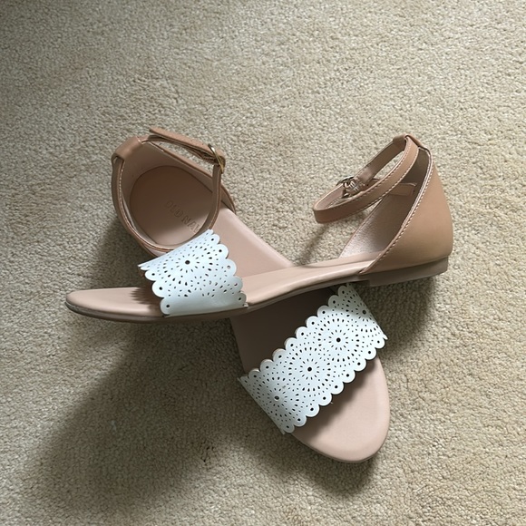 Old Navy White and Tan Lace Summer Open-Toe Flats - Picture 6 of 6